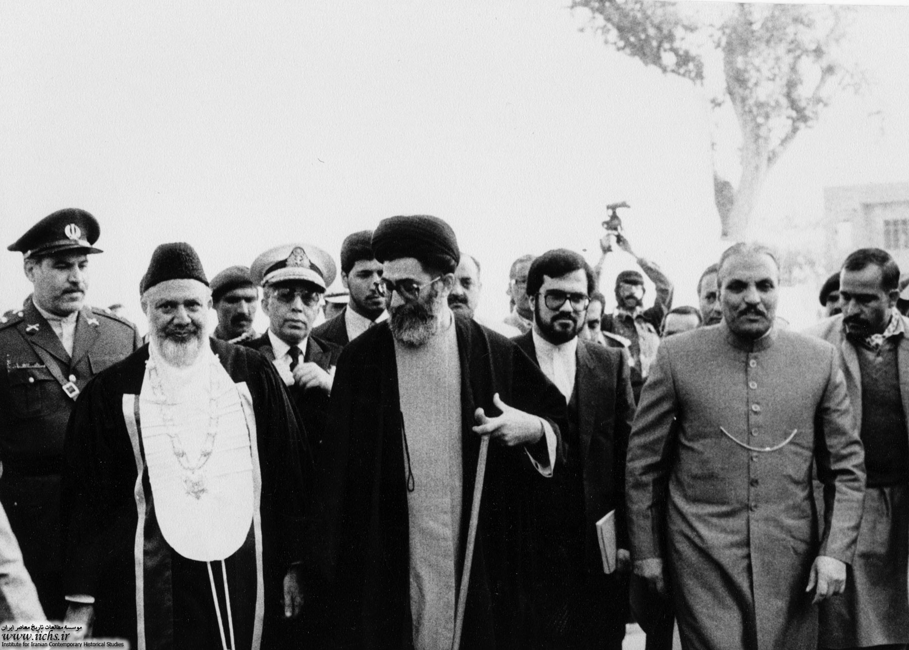 سیاست خارجی در دهه نخست انقلاب / روایت‌هایی از ماموریت‌های دیپلماتیک رهبر شهید / آیت‌الله سید علی خامنه‌ای به کدام کشورهای جهان سفر کردند؟