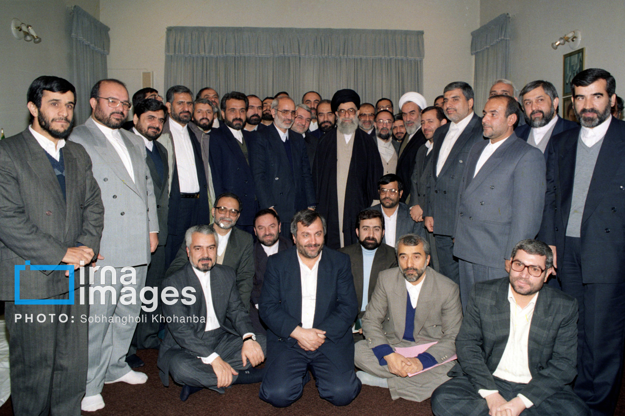 تصویری از دیدار استانداران دولت دوم هاشمی رفسنجانی با رهبر شهید/ وقتی احمدی نژاد و جهانگیری استاندار بودند/ فهرست استانداران در سال ۱۳۷۴