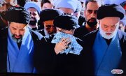 ببینید | اشک‌های فرزندان رهبر شهید در لحظات اقامه نماز بر پیکر پدر