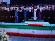 اقامه نماز بر پیکر رهبر شهید و خانواده ایشان به امامت آیت الله سبحانی/ شعارهای حاضران پس از اقامه نماز