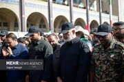 ببینید | حضور سردار وحیدی در صف اول نماز
