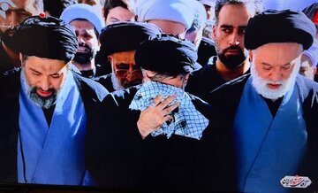 ببینید | اشک‌های فرزندان رهبر شهید در لحظات اقامه نماز بر پیکر پدر