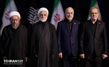 ببینید | حضور سران قوا در مصلای امام خمینی(ره) دقایقی پیش از اقامه نماز بر پیکر رهبر شهید انقلاب