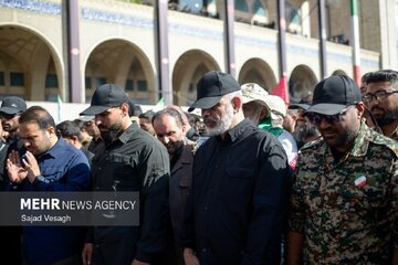 ببینید | حضور سردار وحیدی در صف اول نماز