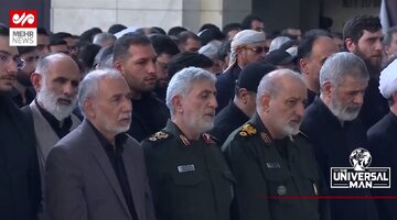 ببینید | سردار قاآنی در صف اقامه نماز بر پیکر رهبر شهید انقلاب و خانواده ایشان در مصلی تهران