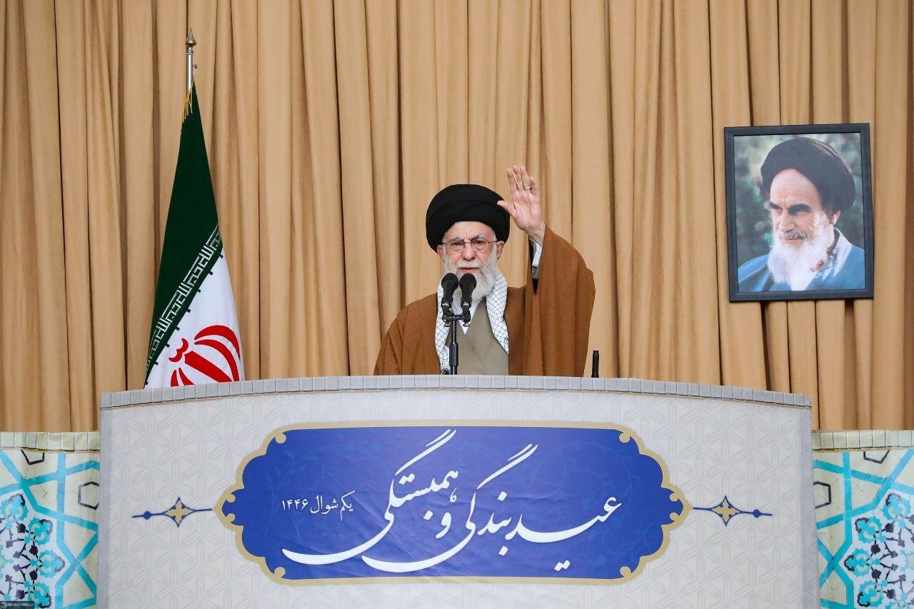 سه قاب ماندگار از آخرین حضور رهبر شهید انقلاب در مصلای تهران + عکس