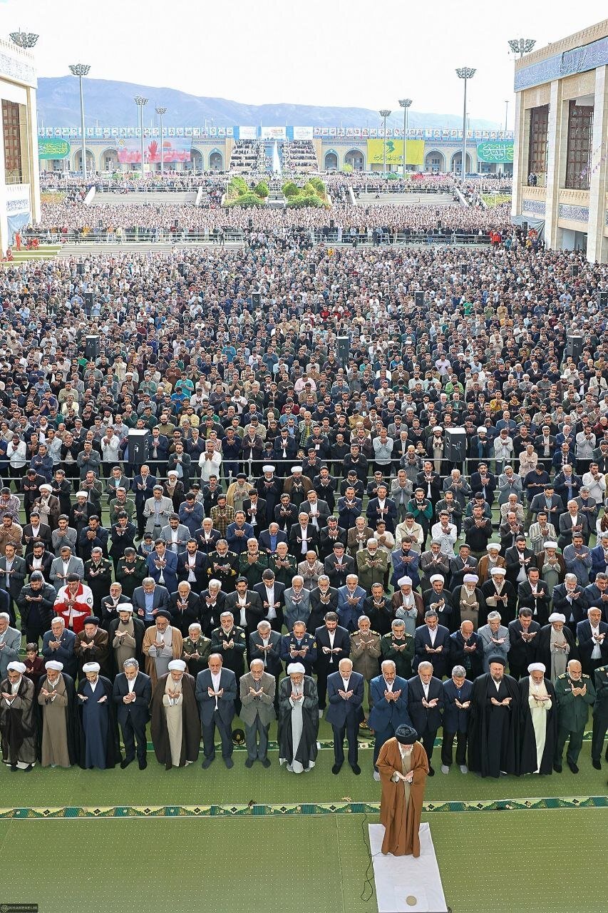 سه قاب ماندگار از آخرین حضور رهبر شهید انقلاب در مصلای تهران + عکس