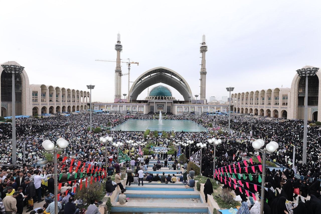 سه قاب ماندگار از آخرین حضور رهبر شهید انقلاب در مصلای تهران + عکس