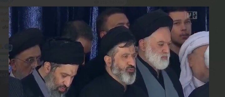 نخستین عکس از حضور سه تن از پسران رهبر شهید انقلاب در مصلی تهران