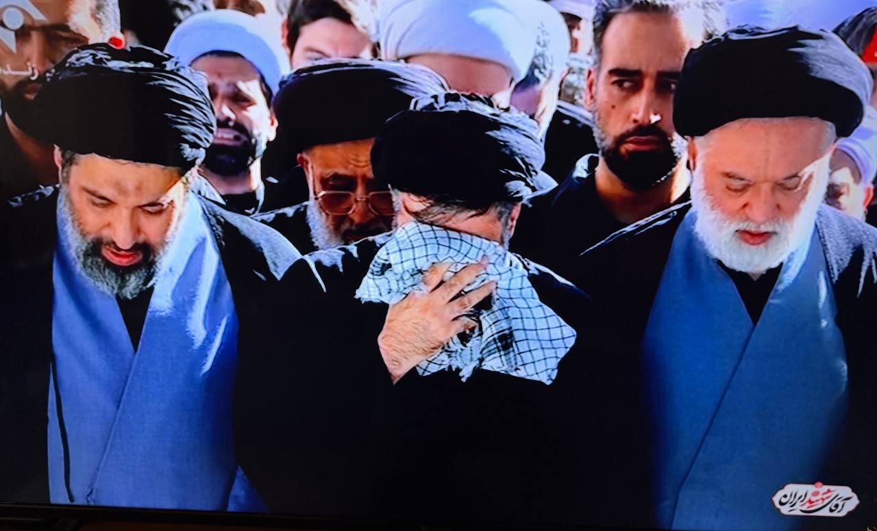 نخستین تصاویر از اقامه نماز بر پیکر رهبر شهید انقلاب/ از حضور سه تن از پسران رهبر شهید تا سران قوا
