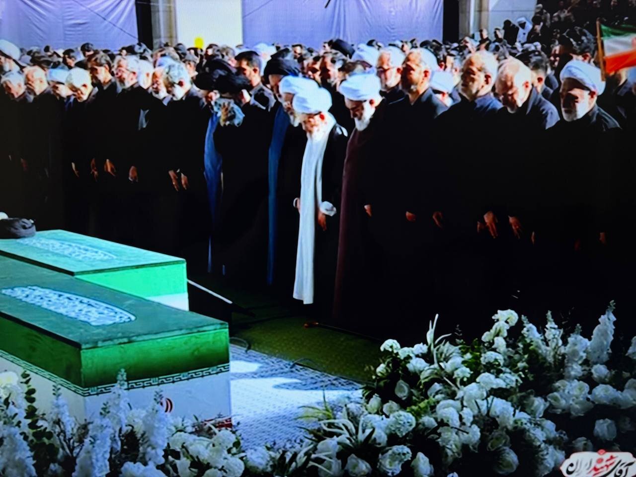 نخستین تصاویر از اقامه نماز بر پیکر رهبر شهید انقلاب/ از حضور سه تن از پسران رهبر شهید تا سران قوا