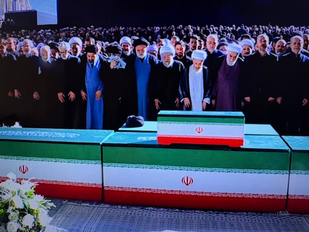 نخستین تصاویر از اقامه نماز بر پیکر رهبر شهید انقلاب/ از حضور سه تن از پسران رهبر شهید تا سران قوا