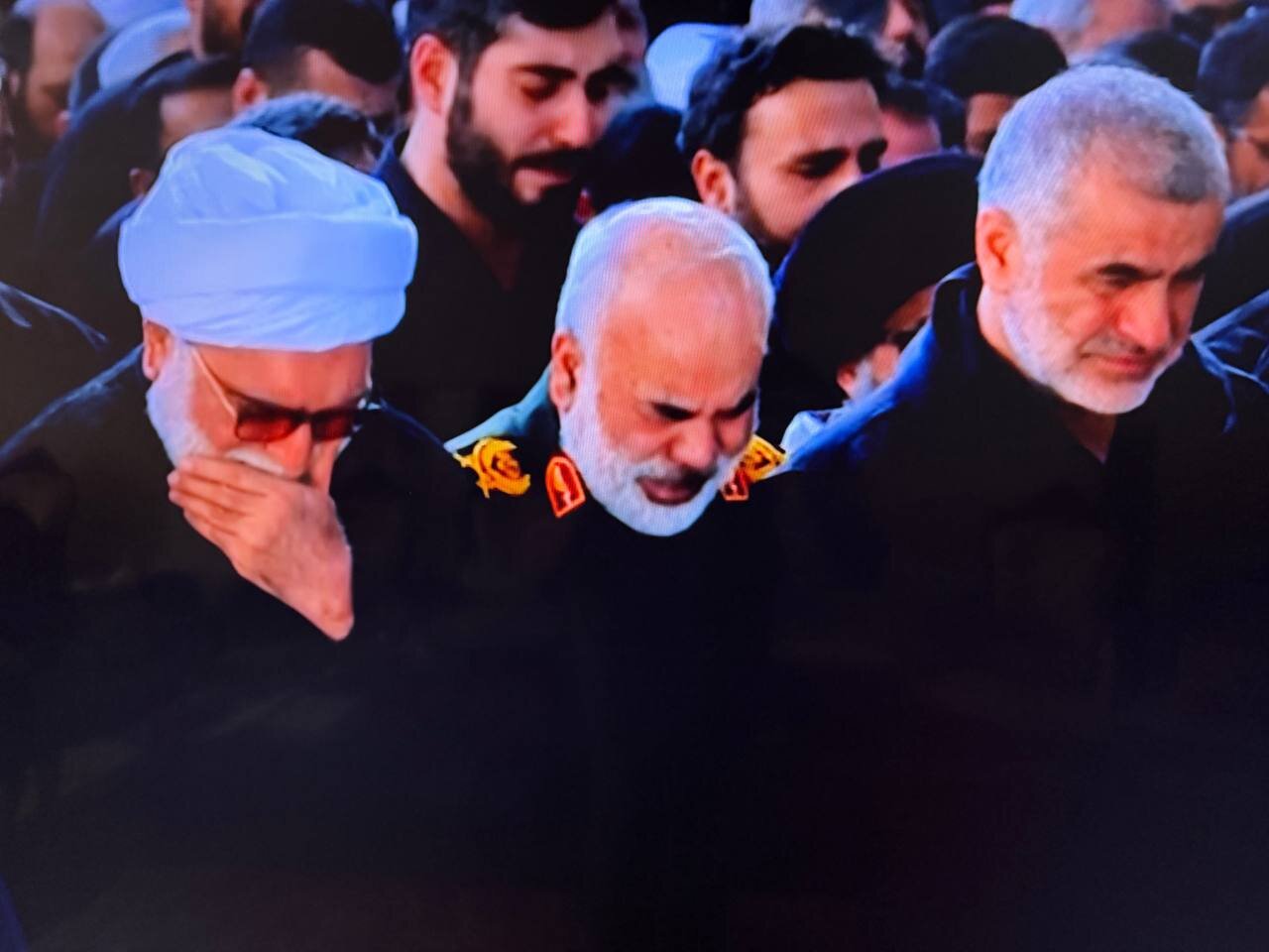 نخستین تصاویر از اقامه نماز بر پیکر رهبر شهید انقلاب/ از حضور سه تن از پسران رهبر شهید تا سران قوا