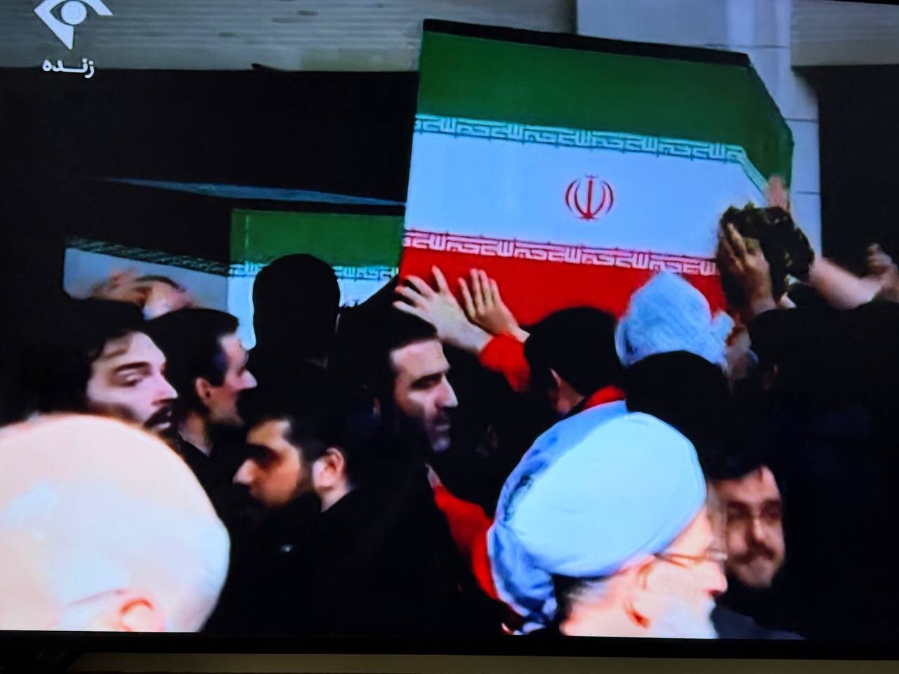 انتقال پیکرهای رهبر شهید و خانواده ایشان به جایگاه/ پیکر رهبر شهید و خانواده‌شان  بر روی دستان مردم+ تصاویر