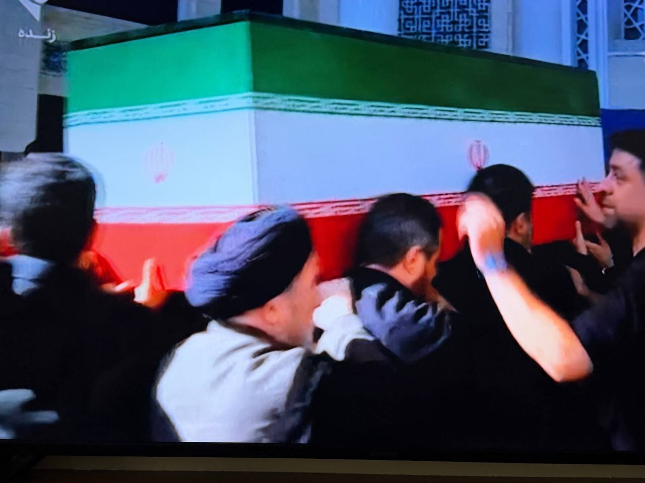 انتقال پیکرهای رهبر شهید و خانواده ایشان به جایگاه/ پیکر رهبر شهید و خانوادهشان بر روی دستان مردم+ تصاویر