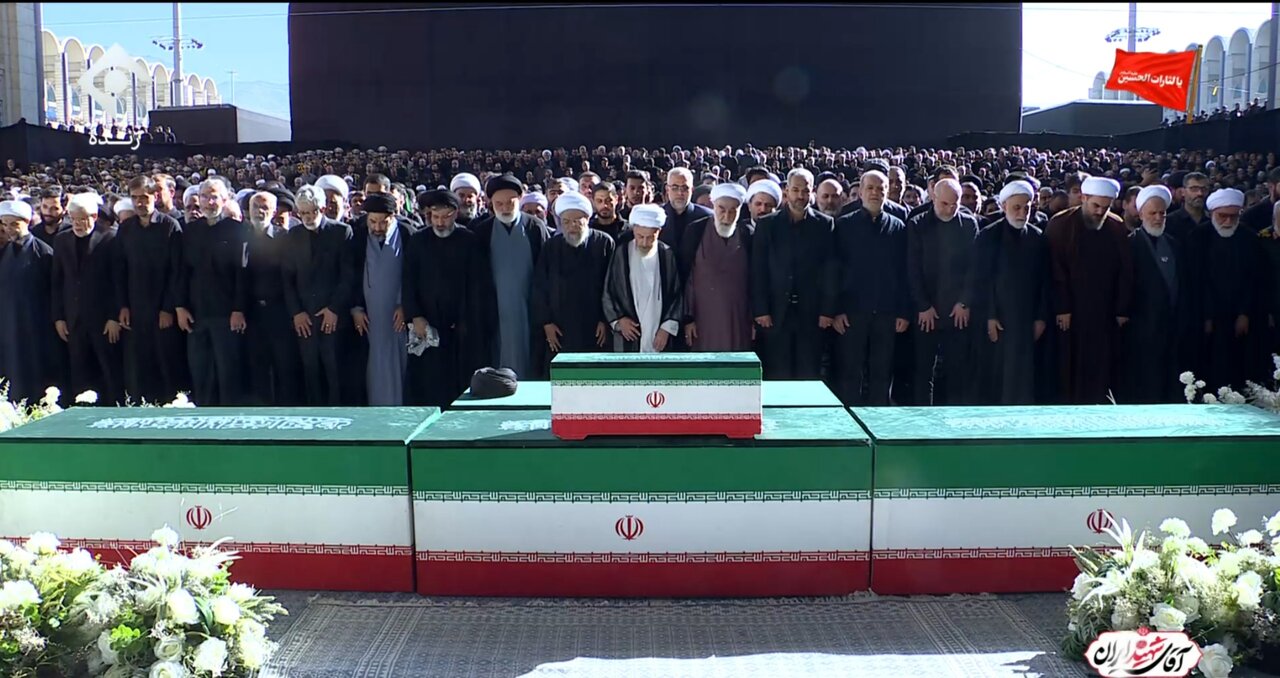 در صف اول اقامه نماز بر پیکر رهبر شهید انقلاب کدام شخصیت های مهم حضور داشتند؟ + عکس