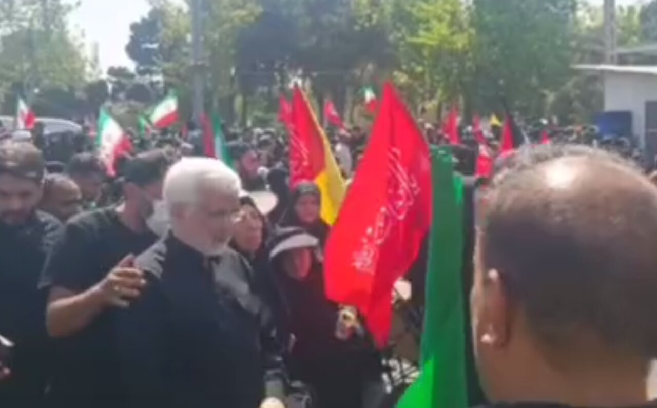 تصویری از سعید جلیلی در لحظه اقامه نماز بر جسم طیبه رهبر شهید منتشر شد. تصویری از سعید جلیلی در لحظه اقامه نماز بر جسم طیبه رهبر شهید منتشر شد.