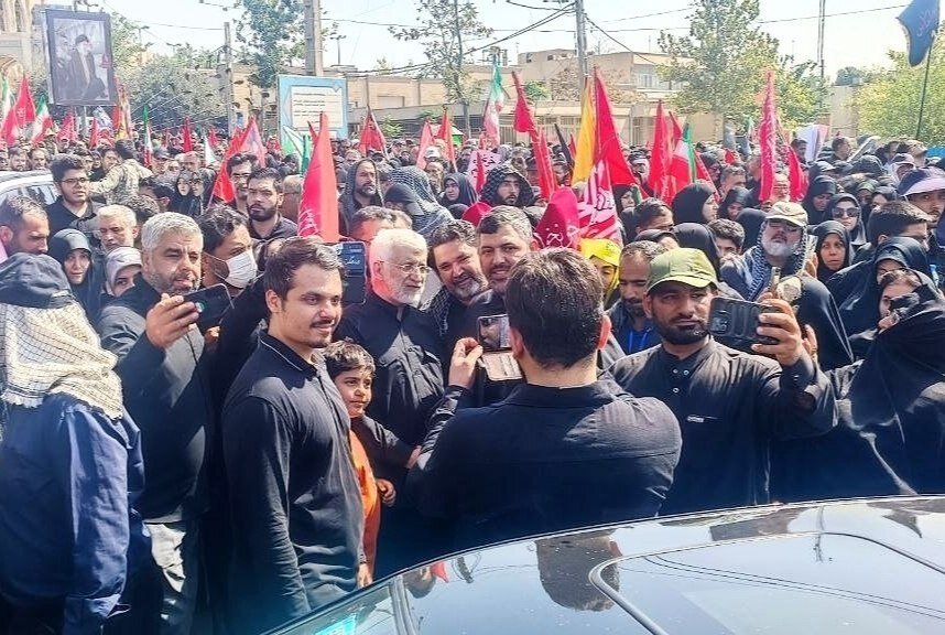 عکسی از سعید جلیلی پس از اقامه نماز بر پیکر رهبر شهید