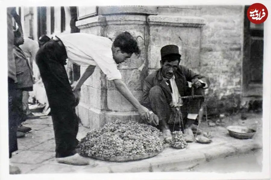 عکس/ انگورفروش دورهگرد در خیابانهای تهران؛ حوالی سال ۱۳۲۰