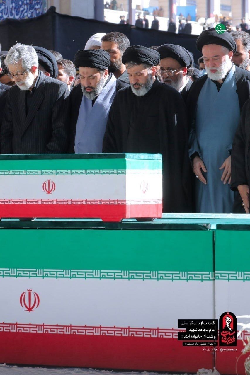 تصویری از فرزندان رهبر شهید در صف اول مراسم نماز امروز