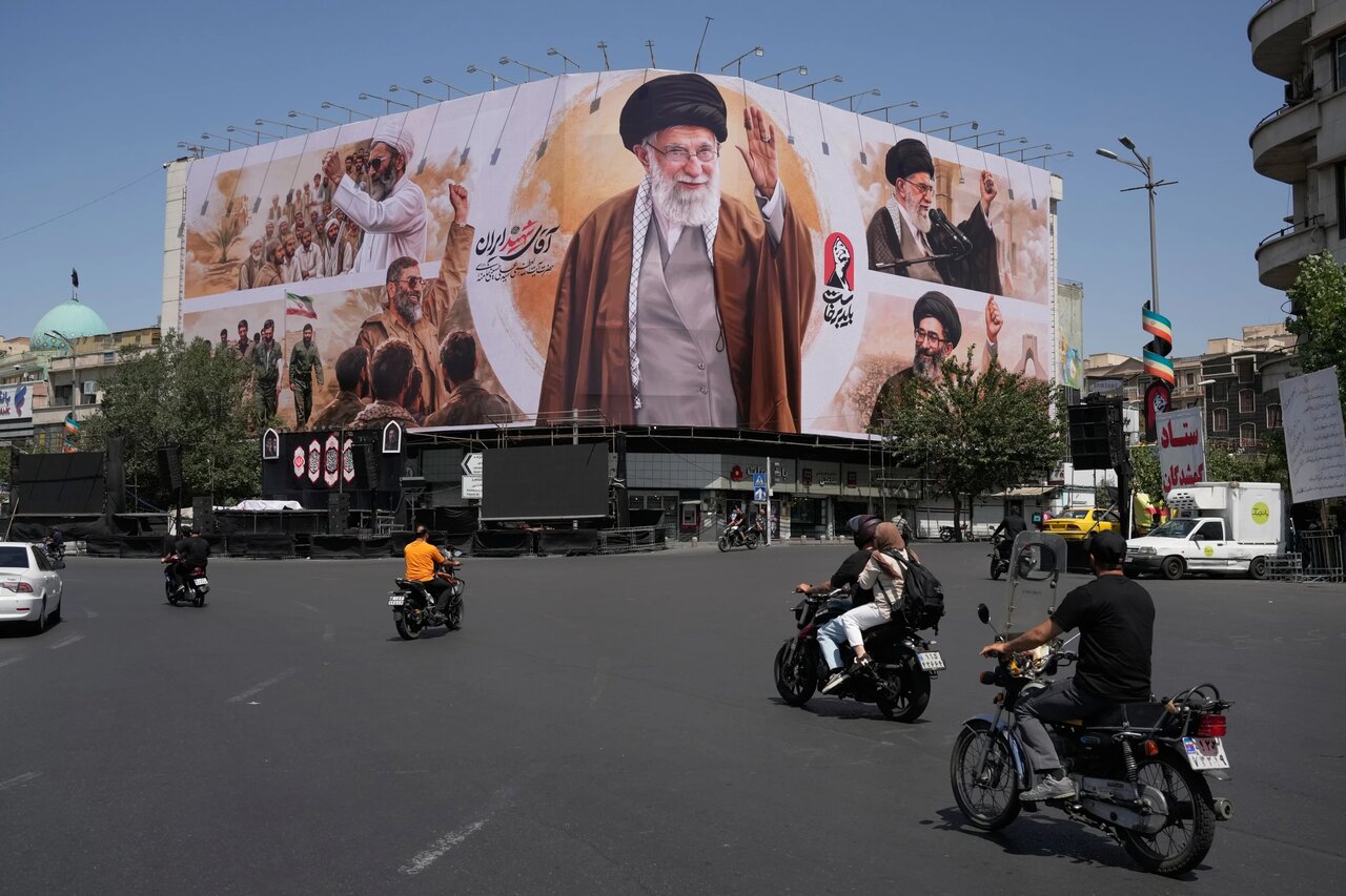 تهران تلاش دارد مراسم تشییع را به پیامی فراتر از مرزهای ایران تبدیل کند/ همه‌پرسی مردمی درباره ادامه مسیر جمهوری اسلامی/تأکید بر مطالبه «انتقام»