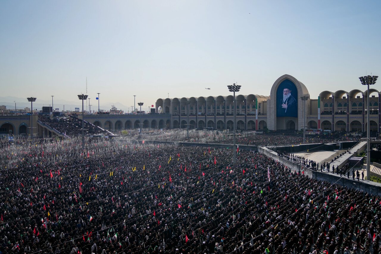 تهران تلاش دارد مراسم تشییع را به پیامی فراتر از مرزهای ایران تبدیل کند/ همهپرسی مردمی درباره ادامه مسیر جمهوری اسلامی/تأکید بر مطالبه «انتقام»
