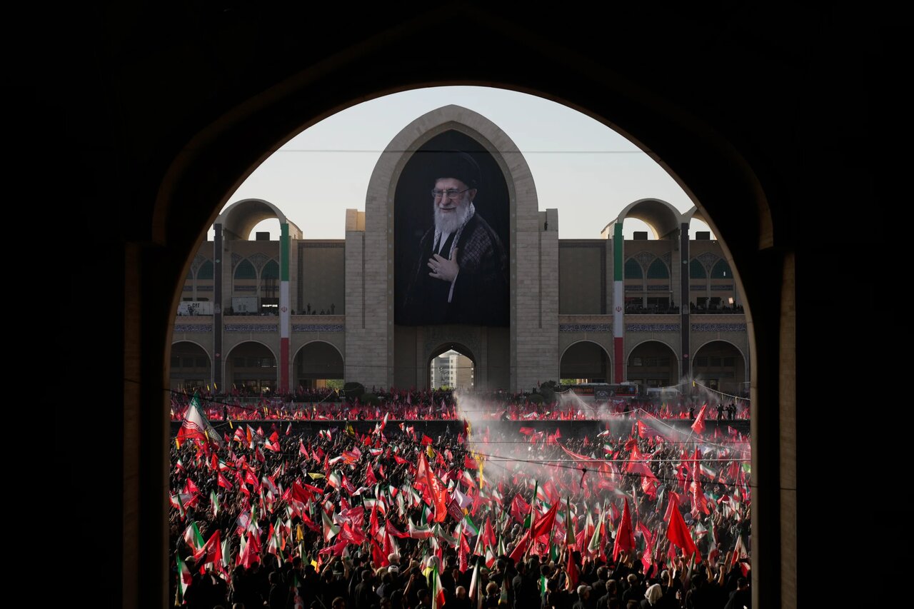 تهران تلاش دارد مراسم تشییع را به پیامی فراتر از مرزهای ایران تبدیل کند/ همهپرسی مردمی درباره ادامه مسیر جمهوری اسلامی/تأکید بر مطالبه «انتقام»