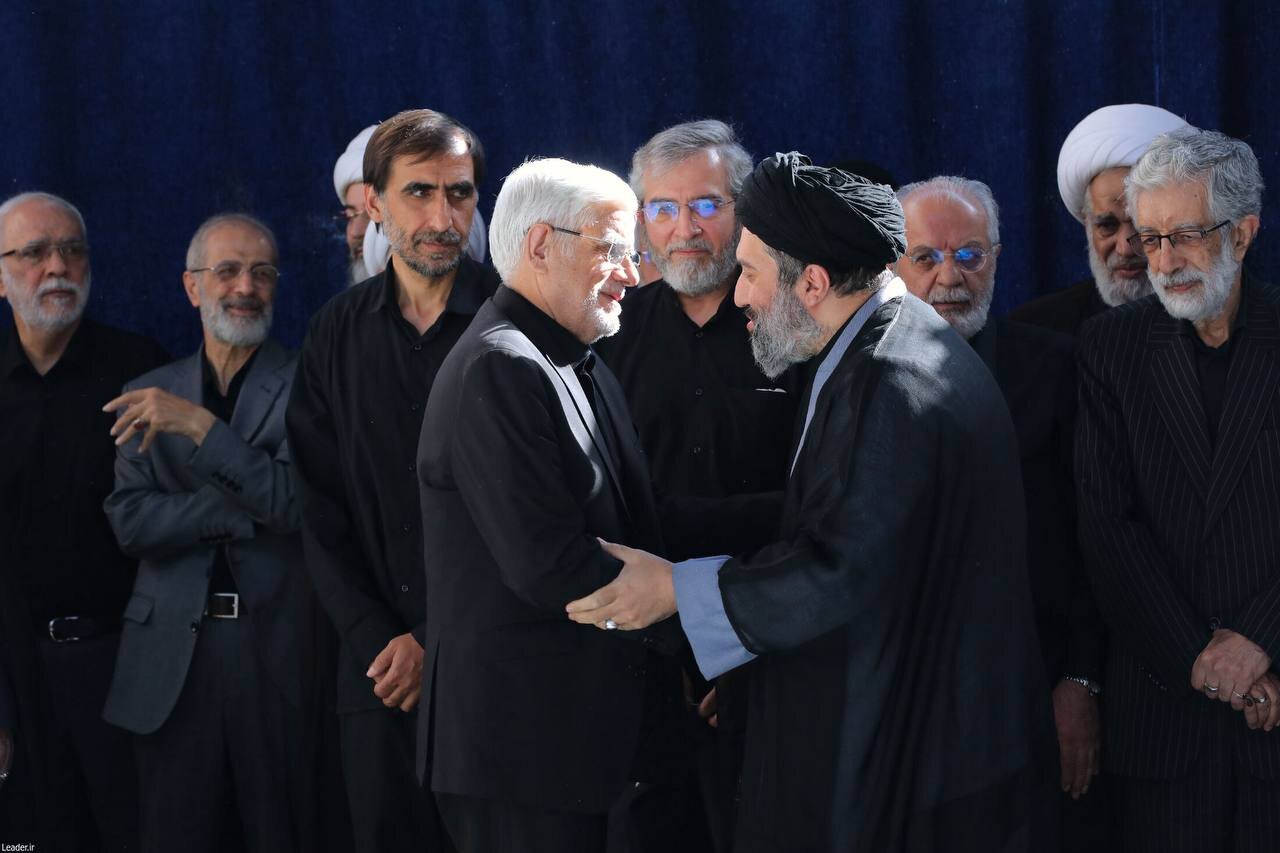 تصاویری از گفتگوی پزشکیان و آملی لاریجانی با فرزند ارشد رهبر شهید انقلاب