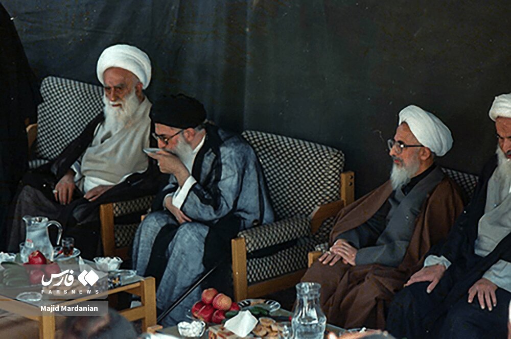 انتشار تصاویری دیده نشده از رهبر شهید در دهه هفتاد و هشتاد