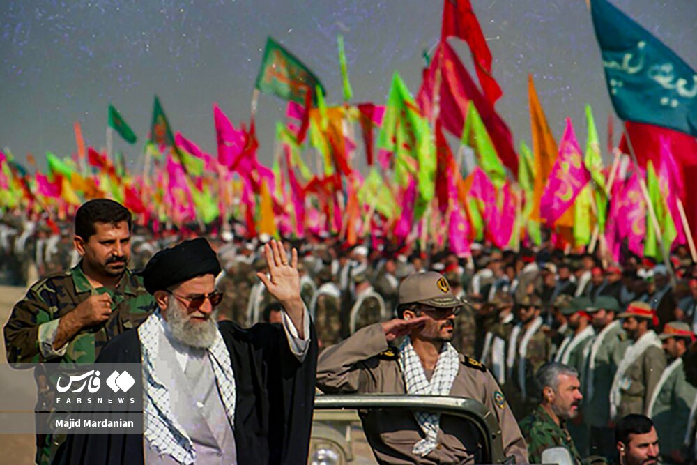 انتشار تصاویری دیده نشده از رهبر شهید در دهه هفتاد و هشتاد