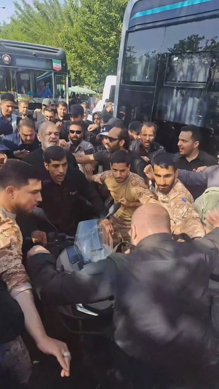 تصاویری از خروج فرمانده کل سپاه با موتور از مراسم نماز مصلی