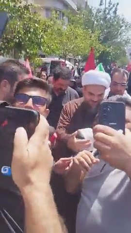 عکسی از پدر شهید ۱۴ ماهه خانواده رهبر شهید در مراسم تشییع