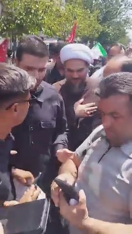 عکسی از پدر شهید ۱۴ ماهه خانواده رهبر شهید در مراسم تشییع