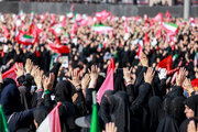 شعارهای مردم در مراسم تشییع پیکر رهبر شهید/ هیهات منا الذله/ ما ملت حسینیم حتی اگر بمیریم ذلت نمی پذیریم