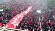 ببینید | نوشته روی بنر چند متری در دستان مردم: «ترامپ را می‌کشیم»