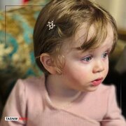 عکسی از پدر شهید ۱۴ ماهه خانواده رهبر شهید در مراسم تشییع