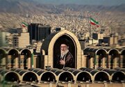 عکس | تصویری خاص از یک دختر جوان با تسبیح و کیف صورتی در مراسم وداع با رهبر شهید انقلاب