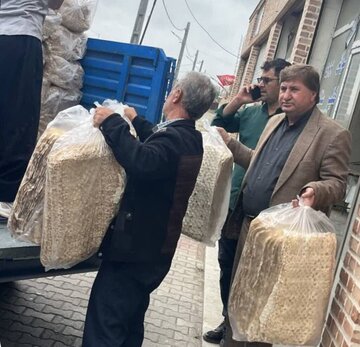 عشایر اردبیل به زوار رهبر شهید نان نذری دادند