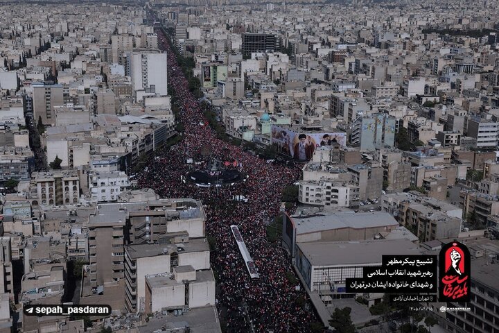 ‏ تصاویر هوایی از حضور جمعیت عظیم مردم تهران در تشییع رهبر شهید انقلاب