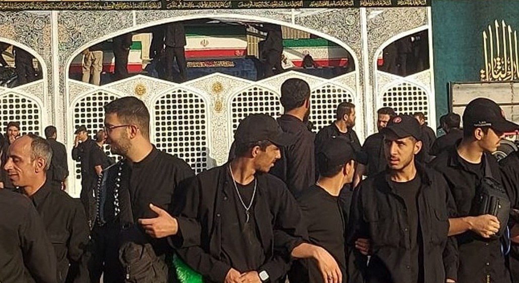 عکسی از خودروی حامل پیکر رهبر شهید انقلاب