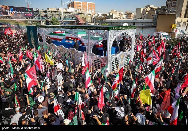 تصاویری از بدرقه رهبر شهید انقلاب و خانواده ایشان در میان مردم