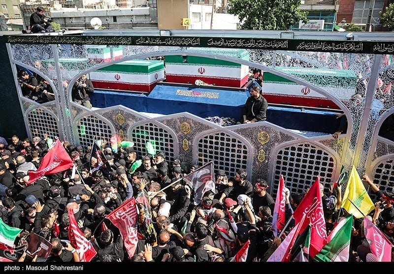 تصاویری از بدرقه رهبر شهید انقلاب و خانواده ایشان در میان مردم