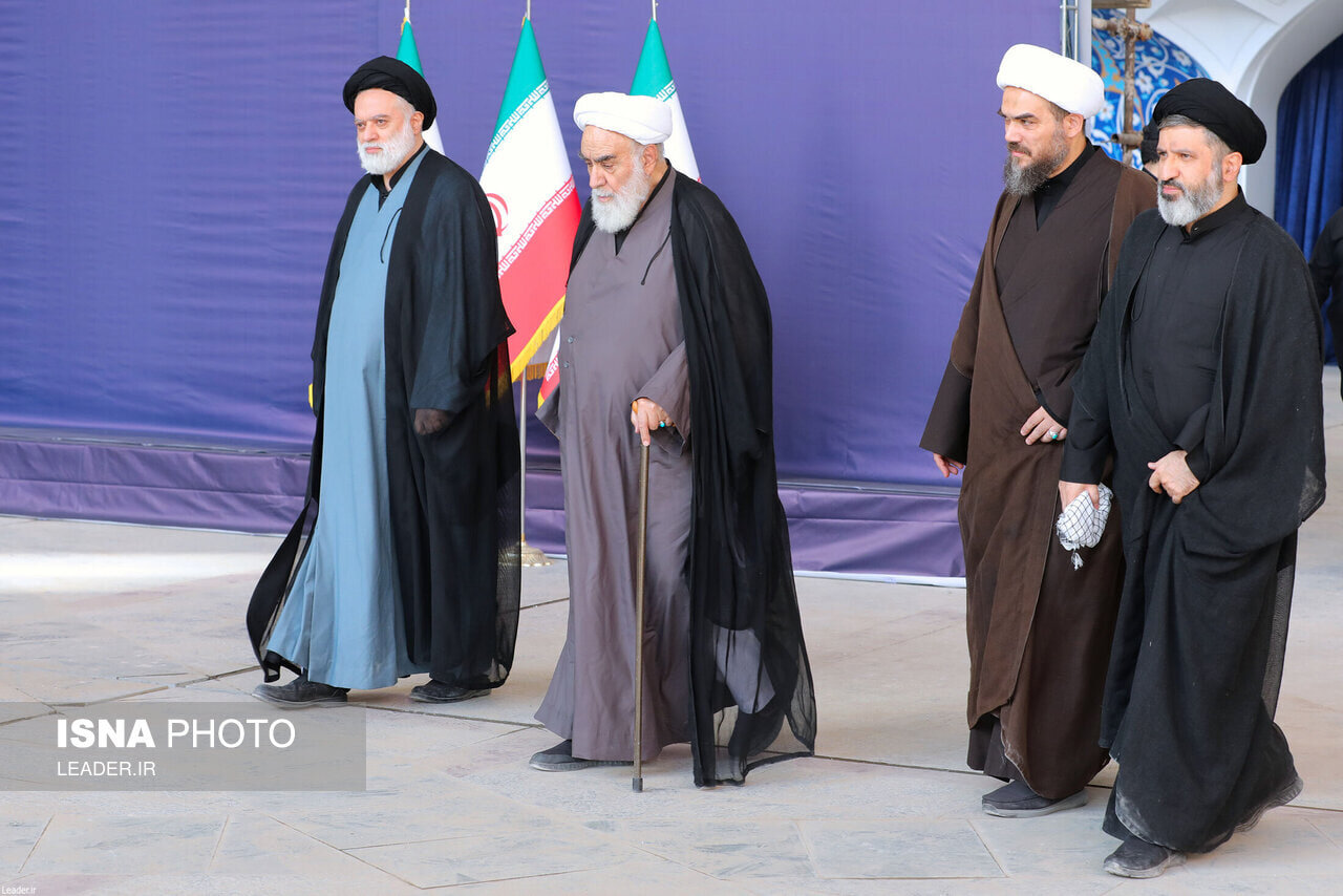 عکسی از فرزندان رهبر شهید انقلاب در کنار همسر شهیده بشری خامنهای/ محمدی گلپایگانی هم بود