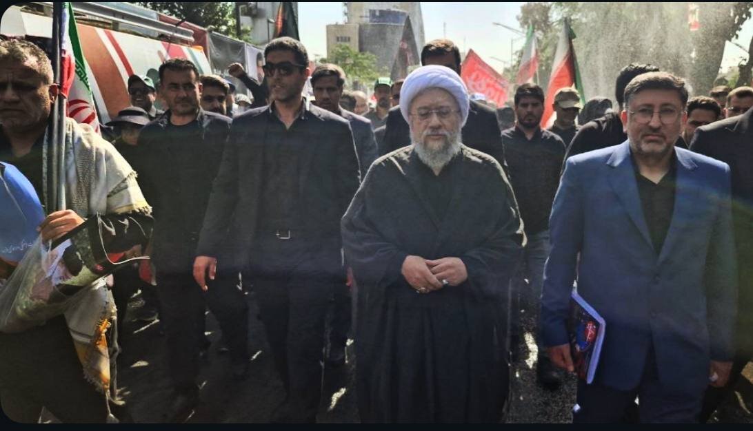 محسنی اژه ای و آملی لاریجانی در مراسم تشییع پیکر رهبر شهید انقلاب+ عکس