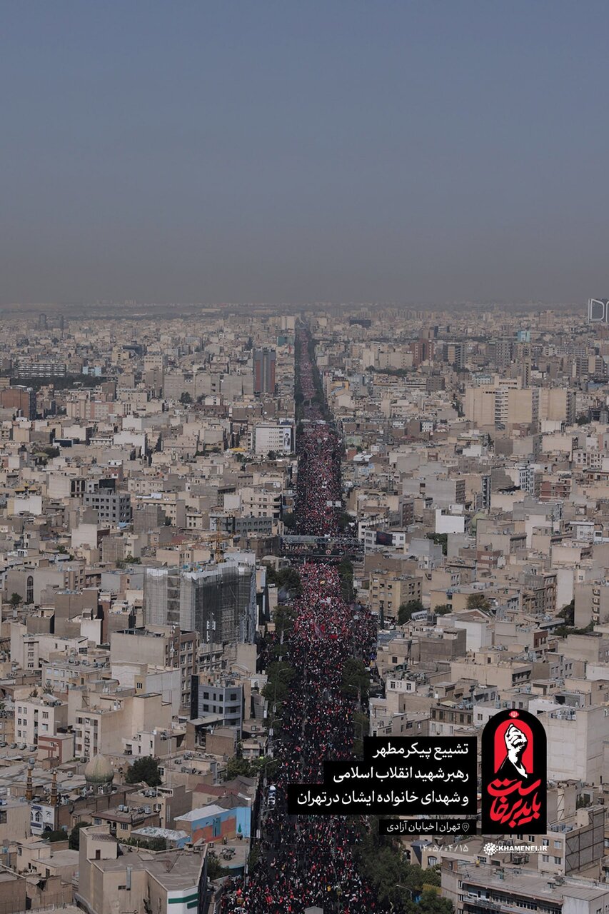 توقف خودرو حامل پیکر رهبر شهید انقلاب برای رسیدن عزاداران/ تصاویر هوایی از حضور مردم در مراسم تشییع