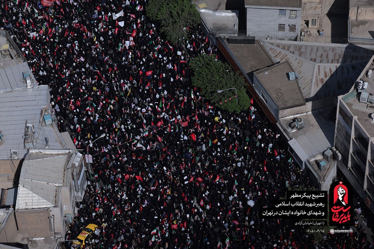 توقف خودرو حامل پیکر رهبر شهید انقلاب برای رسیدن عزاداران/ تصاویر هوایی از حضور مردم در مراسم تشییع