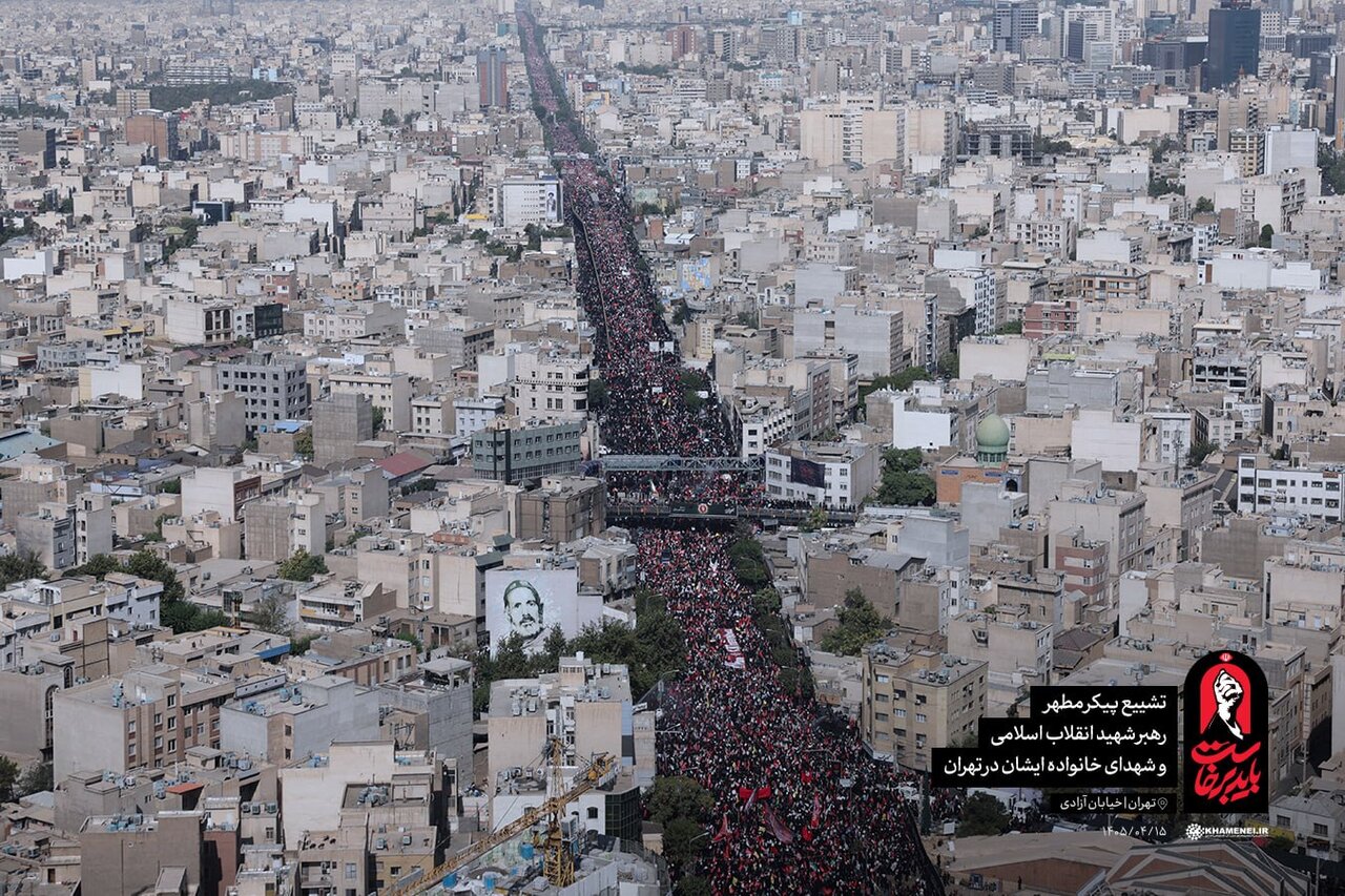 توقف خودرو حامل پیکر رهبر شهید انقلاب برای رسیدن عزاداران/ تصاویر هوایی از حضور مردم در مراسم تشییع