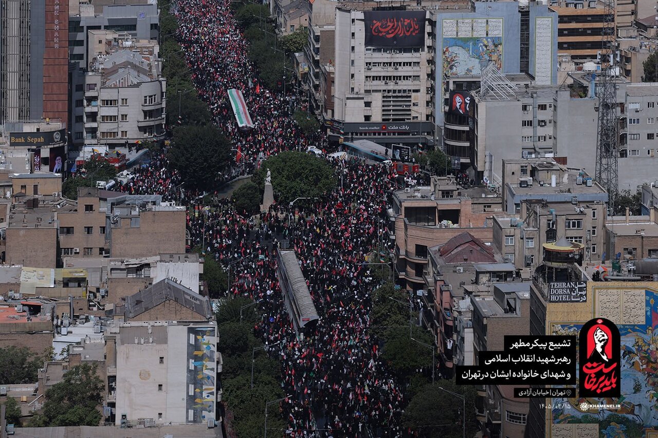 توقف خودرو حامل پیکر رهبر شهید انقلاب برای رسیدن عزاداران/ تصاویر هوایی از حضور مردم در مراسم تشییع