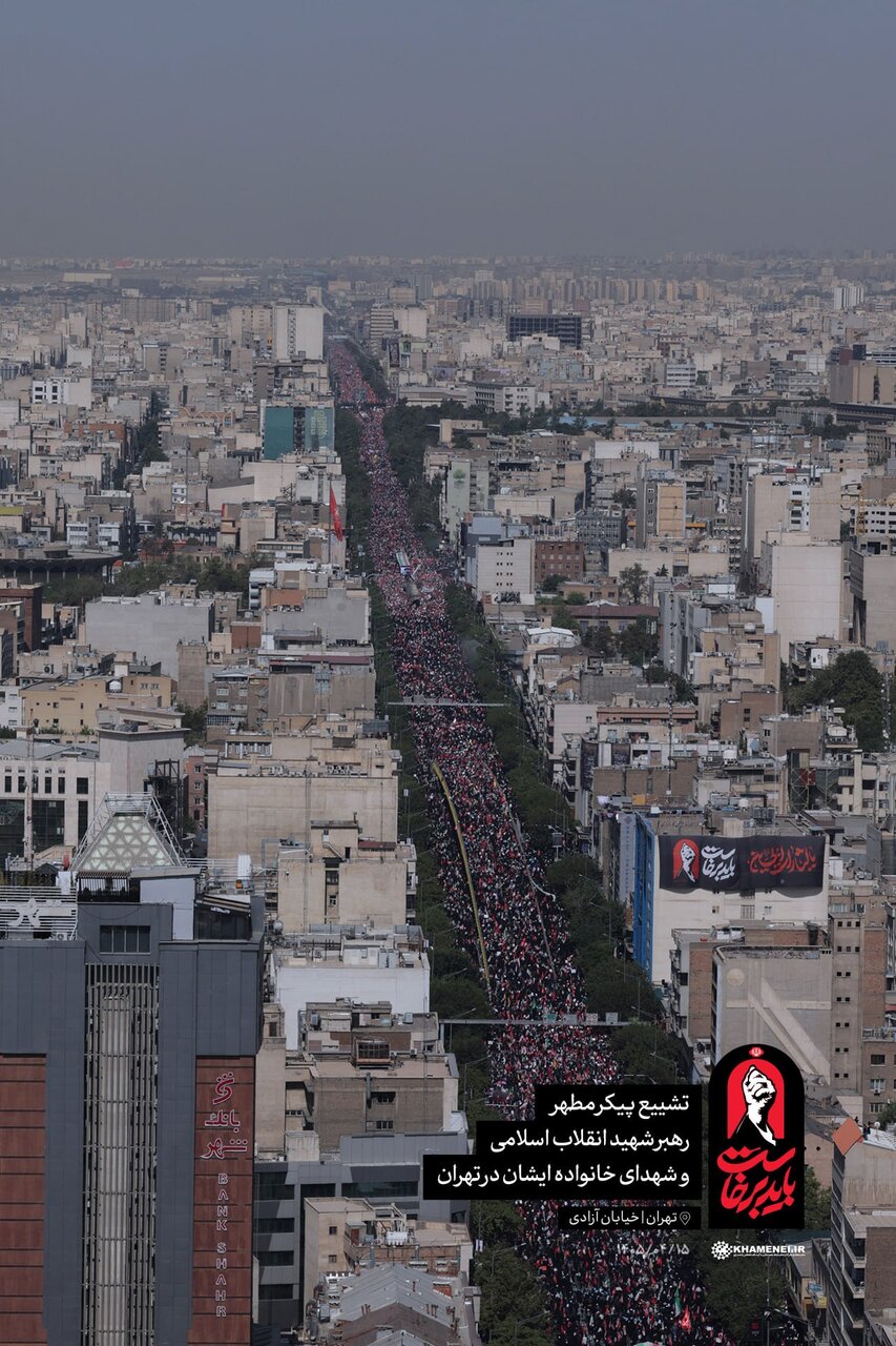 توقف خودرو حامل پیکر رهبر شهید انقلاب برای رسیدن عزاداران/ تصاویر هوایی از حضور مردم در مراسم تشییع