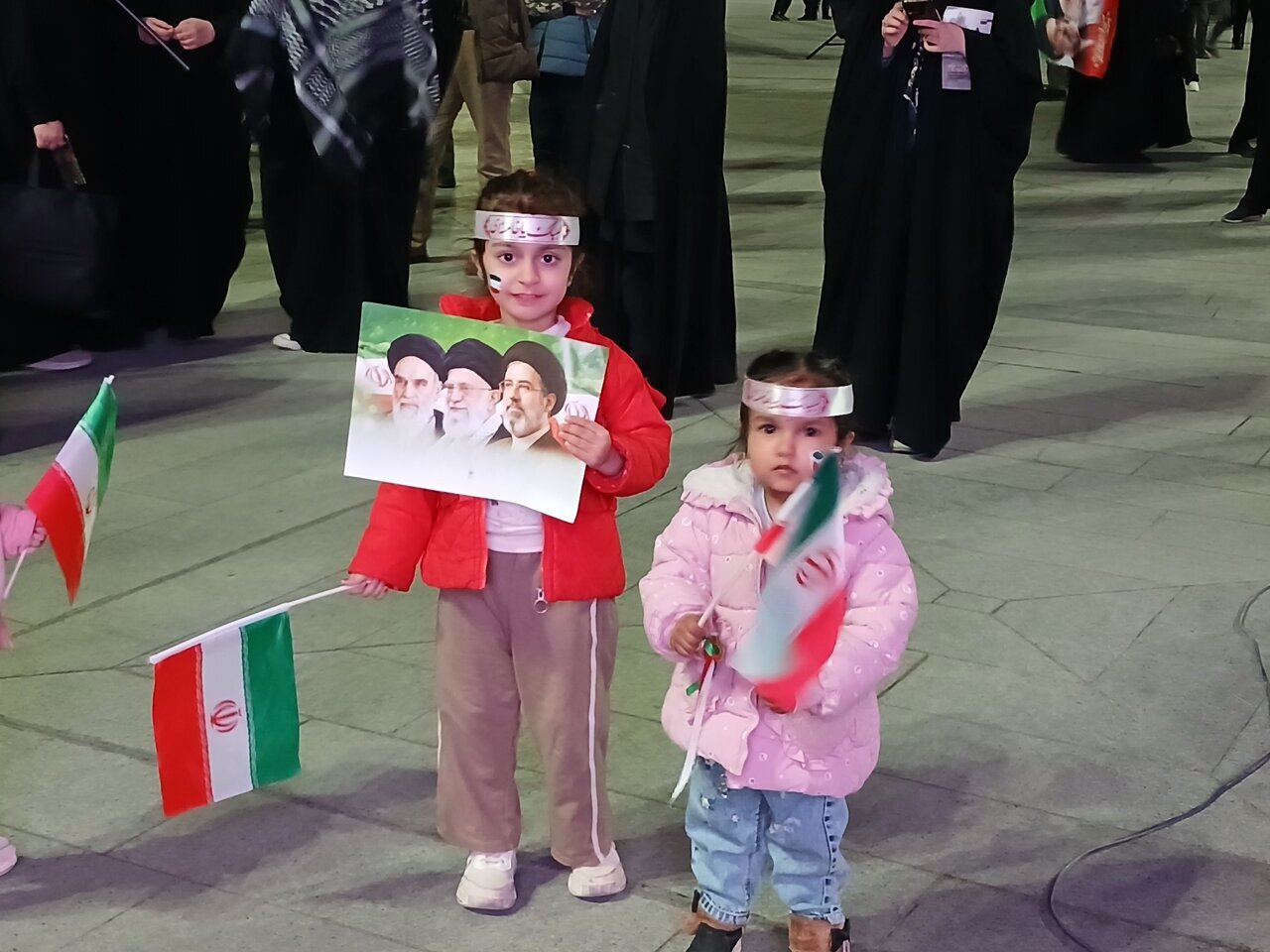 همزمان با برگزاری مراسم تشییع رهبر شهید؛ اگر کودک همراهتان می‌برید، این نکات را بدانید/ چگونه از گم شدن کودکان در مراسم‌های پرجمعیت پیشگیری کنیم؟